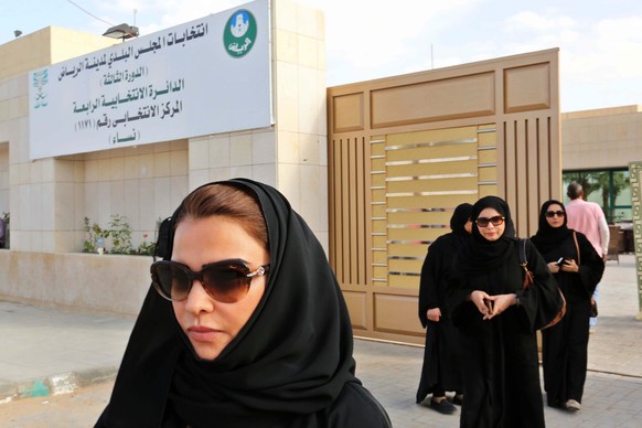 Saudische Frauen nach der Stimmabgabe.