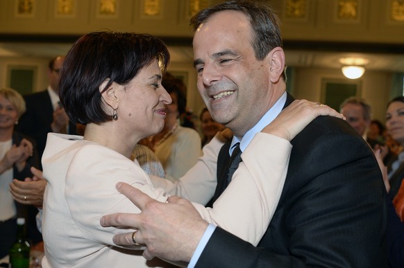 Bundesraetin Doris Leuthard, links, gratuliert Gerhard Pfister rechts, nach seiner Wahl zum neuen CVP-Parteipraesidenten an der CVP-Delegiertenversammlung in Winterthur am Samstag, 23. April 2016. (KE ...