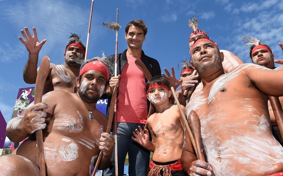 epa05085713 Swiss tennis player Roger Federer poses for a photograph with dancers following an Aboriginal welcome alongside the Brisbane River in Brisbane, Australia, 02 January 2016. The world no. 3  ...