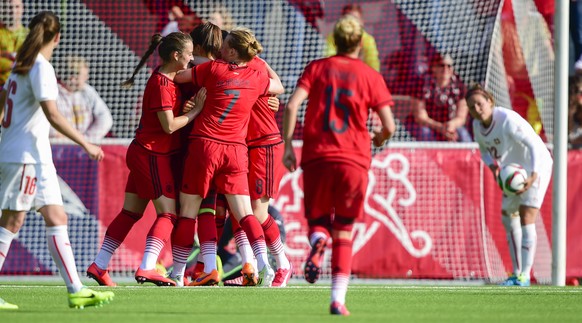 Die deutschen Spielerinnen jubeln über den 3:1-Sieg gegen die Schweiz bei der WM-Hauptprobe.