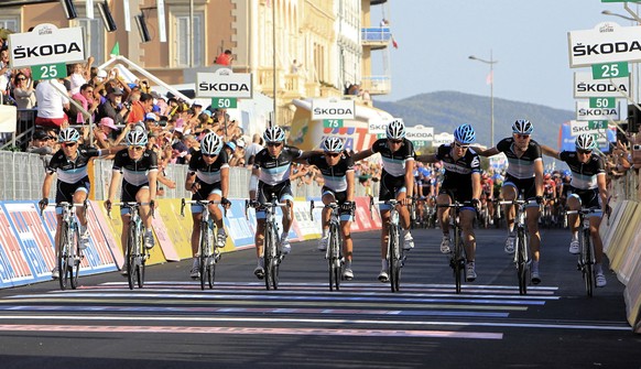 Das Team Leopard und Tyler Farrar (dritter von rechts) überqueren Arm in Arm die Ziellinie der Gedenkfahrt.