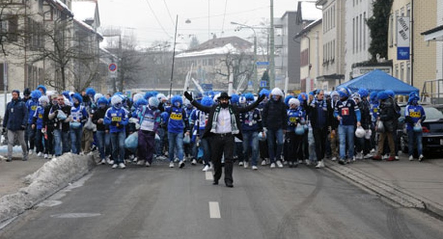 Ein FC Luzern-Fan-Tross in St. Gallen wird von einem als orthodoxen Juden verkleideten Mann mit einem FC-St.Gallen-Schal um den Hals angeführt.