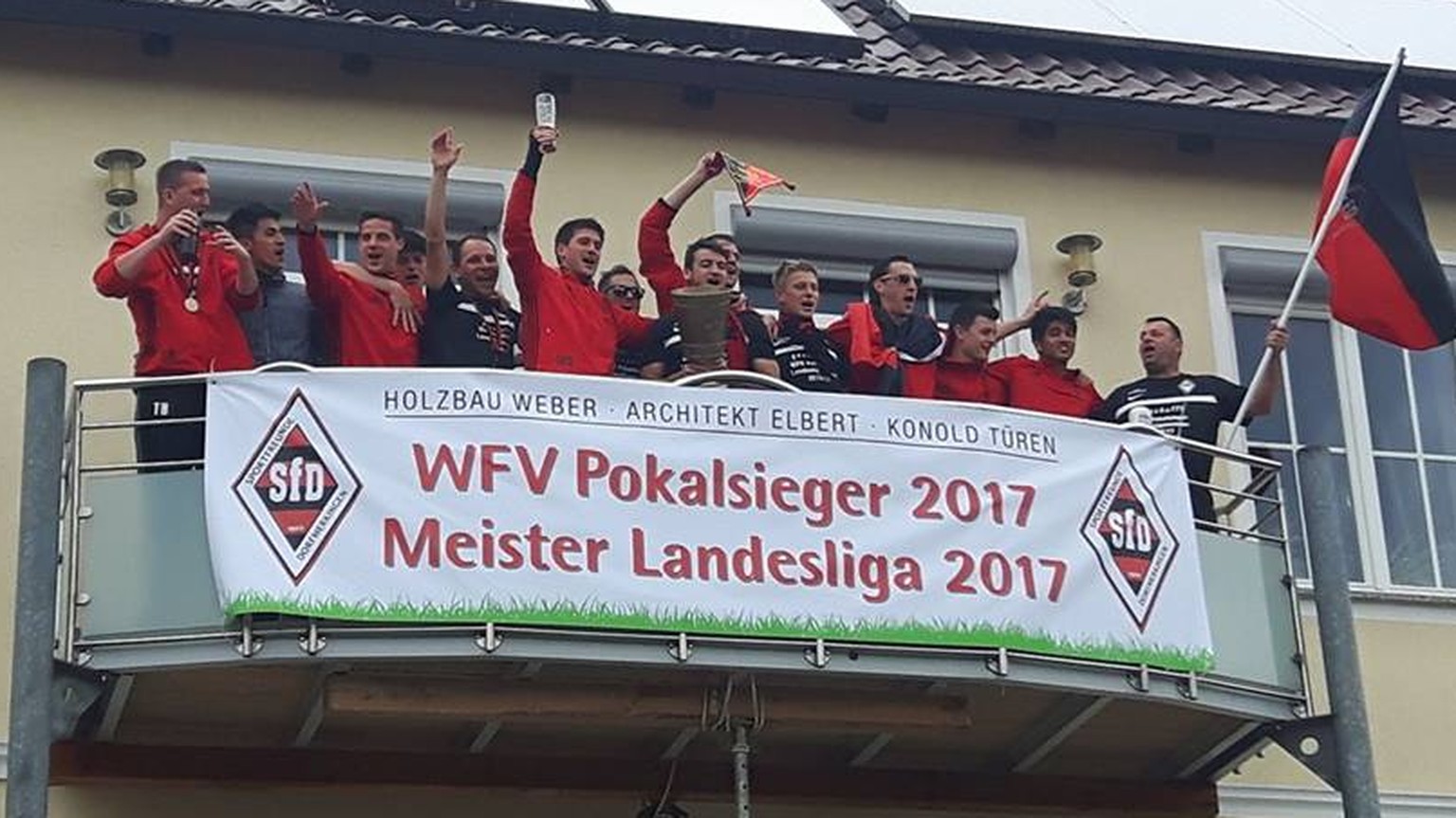 Da war der Pokal noch da: Double-Feier auf dem Balkon.