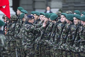 Schweizer Soldaten werden dank Auslandübungen fit gehalten.
