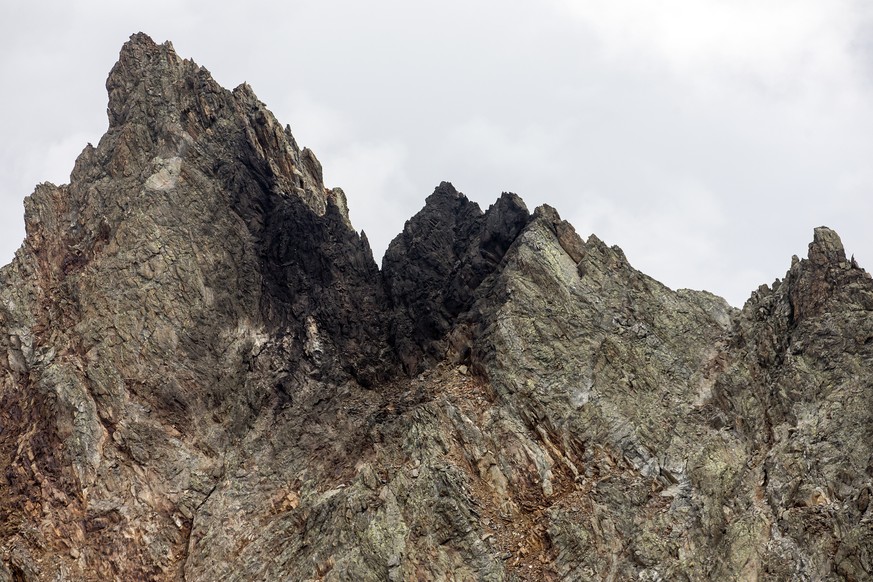 Die Unfallstelle in felsigem Gebiet der abgestuerzten F/A-18 auf dem Sustenpass, aufgenommen am Mittwoch, 31. August 2016. Beim Absturz eines F/A-18-Kampfjets im Sustengebiet ist der Pilot ums Leben g ...