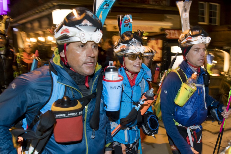 Auch beim Start in Zermatt, die Männer links und rechts wirken gestresst, während Pippa das härteste Skirennen der Welt ganz entspannt angeht.