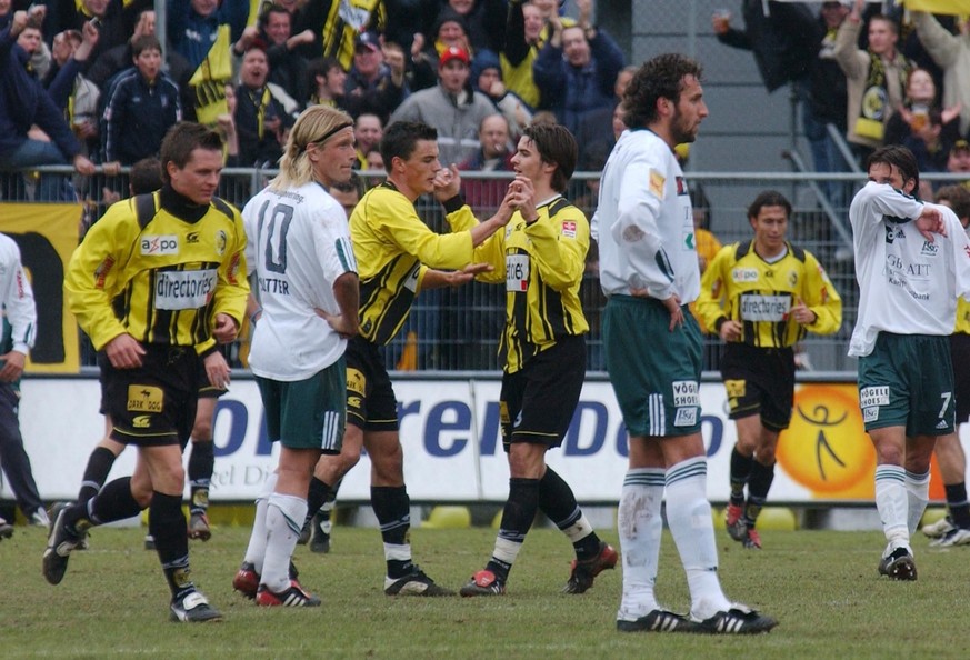 Jubelnde YB Spieler nach dem 0:2, Fabian Geiser, rechts und Alain Rochat, links, Bruno Sutter, Dusan Pavlovic, und Daniel Imhof, alle SG, vorne, im Fussballspiel FC SG gegen BSC Young Boys, am Sonntag ...