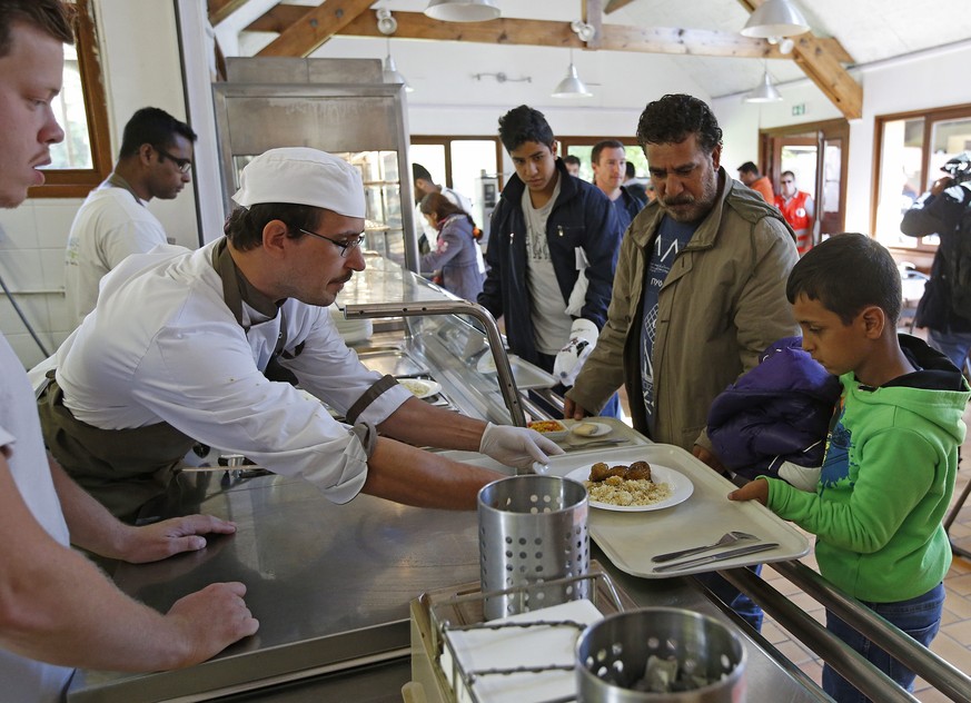 In Paris werden hungrige Flüchtlinge verpflegt.