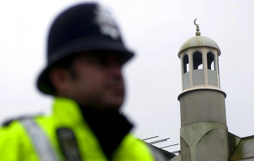 epa06036622 (FILE) - A police officer stands in front of Finsbury Park Mosque in north London, Britain, 20 January 2003. According to the Metropolitan Police Service, police responded on 19 June 2017, ...