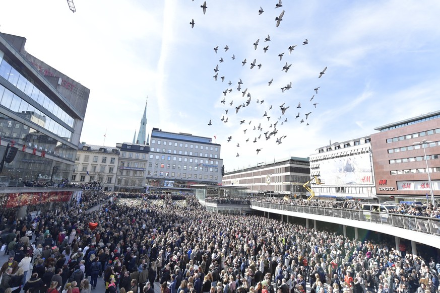 epa05899208 People gathered in Sergels Torg, central Stockholm, Sweden, 09 April 2017 for a &#039;Lovefest&#039; vigil against terrorism following the terror attack on Drottninggatan, central Stockhol ...