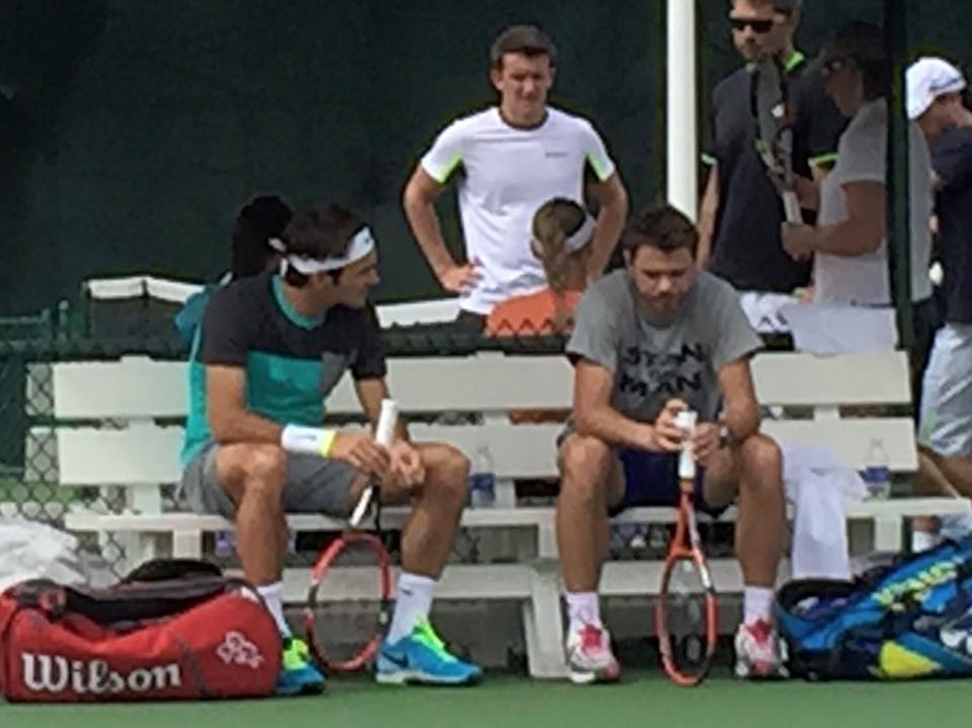 Federer und Wawrinka: Lieber plaudern als ernsthaft trainieren.