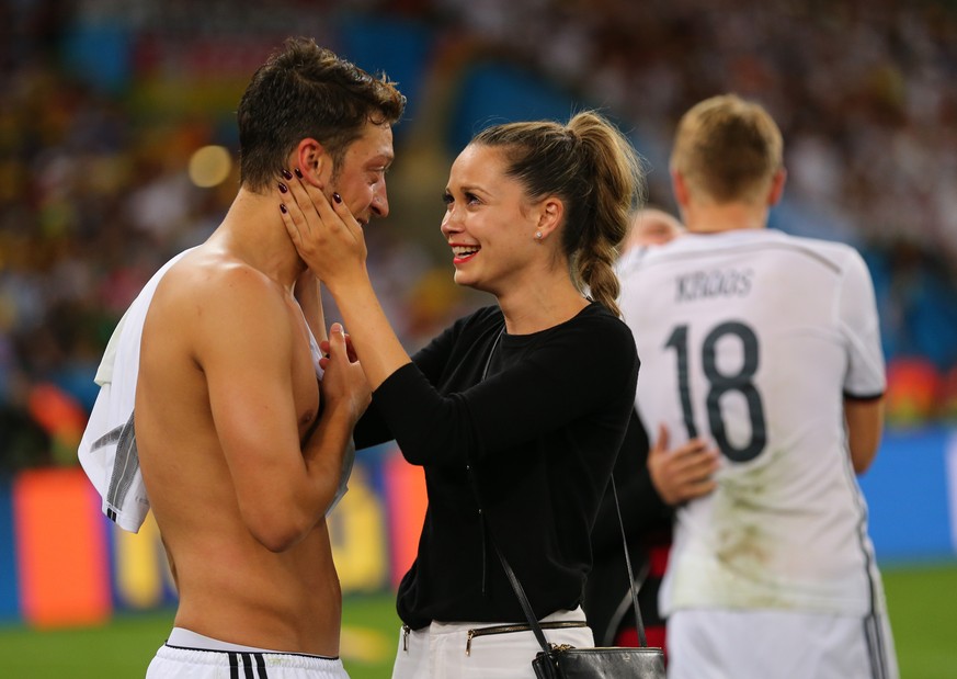 Ein Bild aus besseren Tagen: Özil wird Weltmeister, Capristo gratuliert.