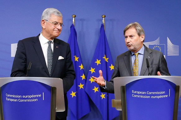 epa05053096 Turkish Minister for EU Affairs and Chief Negotiator Volkan Bozkir (L) and European Commissioner for European Neighbourhood Policy and Enlargement Negotiations Johannes Hahn (R) attend a p ...