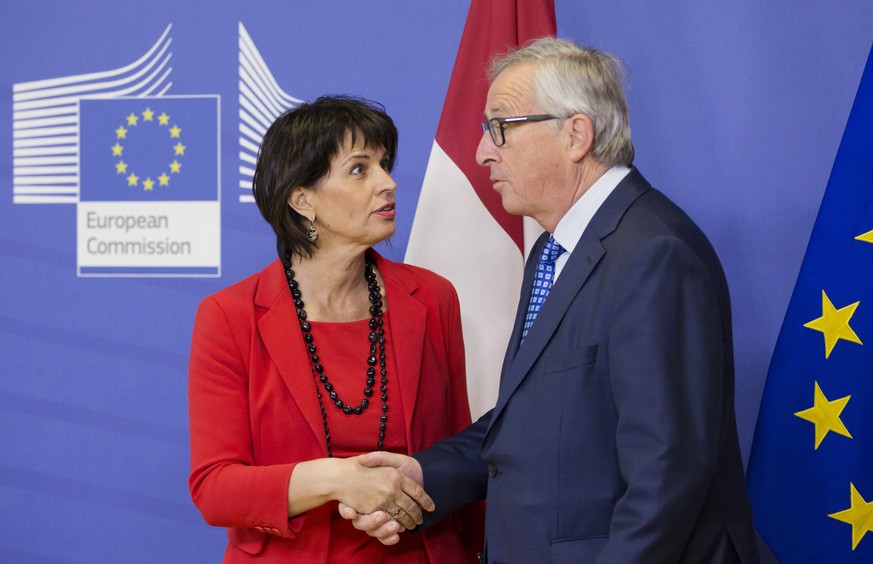 epa05891474 EU commission President Jean-Claude Juncker (R) welcomes the President of the Swiss Confederation Doris Leuthard (L), prior to a meeting in Brussels, Belgium, 06 April 2017. EPA/OLIVIER HO ...