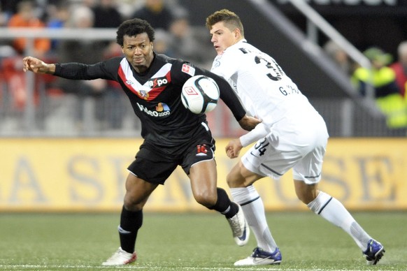 Kalu Uche a gauche de Xamax aux prises avec Granit Xhaka a droite de Bale, lors de la rencontre de football de superleague entre Neuchatel Xamax et le FC Bale, ce dimanche 11 decembre 2011 au Stade de ...