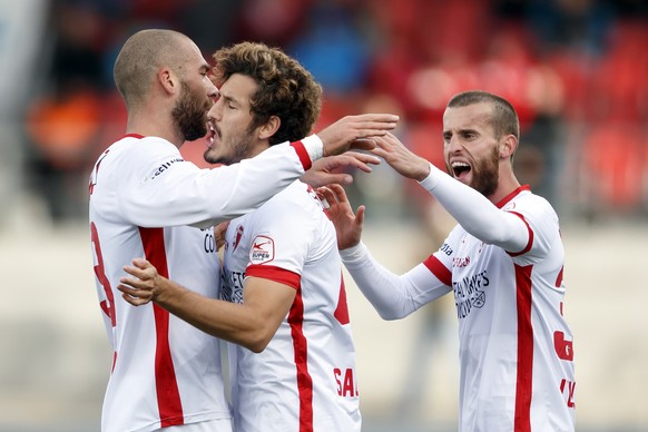 Le joueur valaisan Salih Ucan, centre, celebre son but avec les joueurs valaisans Pajtim Kasami, gauche, et Ermir Lenjani, droite, lors de la rencontre de football de Super League entre le FC Sion et  ...