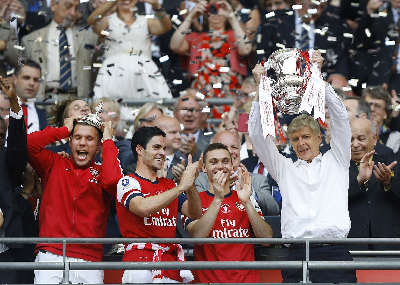 Wir haben ja alle vergessen, wie Arsène Wenger mit Pokal aussieht, darum hier ein Erinnerungsbild.