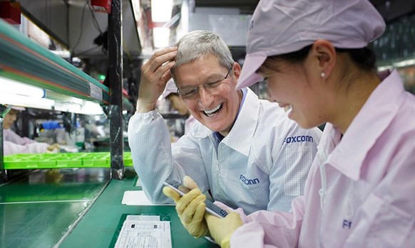 Lächeln für die Medien: Apple-Chef Tim Cook besucht eine Foxconn-Fabrik. Die Mitarbeiterin baut ein iPhone zusammen, das sie sich nie wird leisten können.&nbsp;