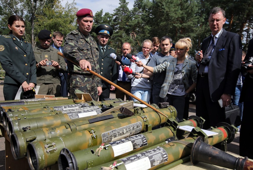 Ein Vertreter des ukrainischen Verteidigungsministerium präsentiert Waffen, die nach ukrainischen Angaben von Russland geliefert wurden.