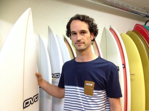 Roland Hauser surft seit 19 Jahren, war vor vier Jahren Schweizer Meister und betreibt zusammen mit zwei Freunden den Surfshop&nbsp;greenroom.ch&nbsp;an der Badenerstrasse in Zürich.