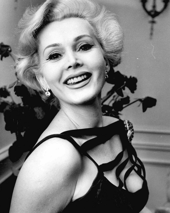 Portraet von Zsa Zsa Gabor, aufgenommen am 22. August 1957 in London. Am Freitag, 6. Februar 1998, wird die Schauspielerin, die beruehmter wegen ihrer vielen Juwelen und Ehemaenner als wegen ihrer Fil ...