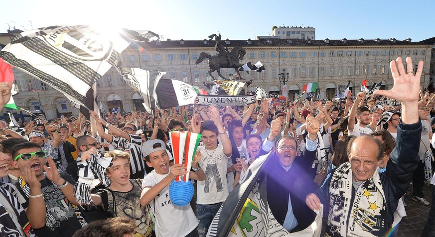 Juve-Fans feiern auf der Piazza San Carlo in Turin.