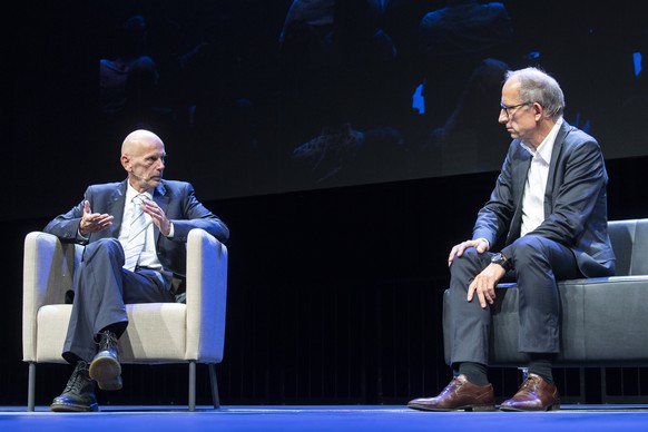 Reto Brennwald, Fernsehjournalist und Filmemacher, rechts, spricht mit Daniel Koch, ehemaliger Leiter der Abteilung &quot;Uebertragbare Krankheiten&quot; beim Bundesamt fuer Gesundheit (BAG), an der P ...