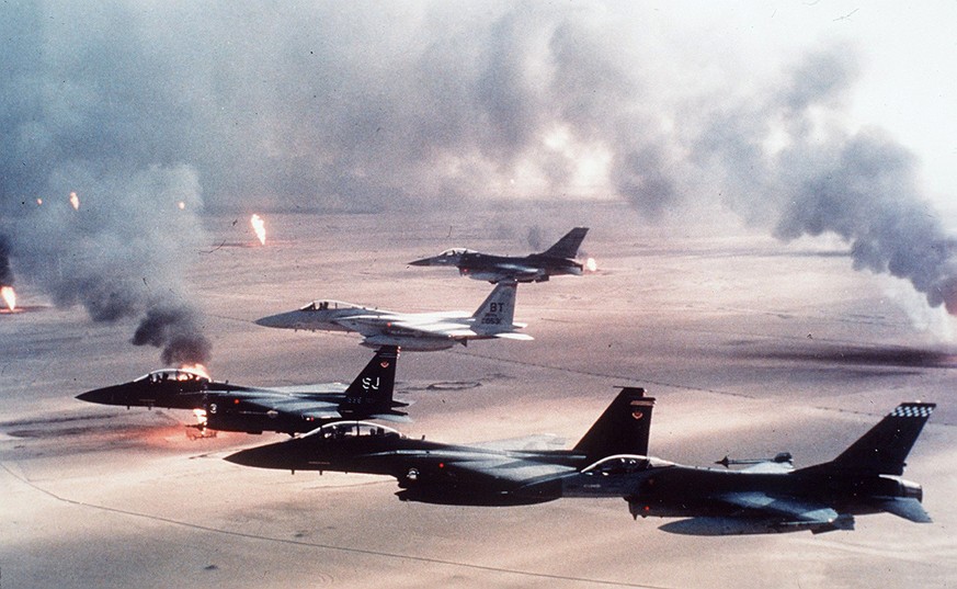 «Operation Wüstensturm»: US-Flugzeuge 1991 über brennenden kuwaitischen Öl-Quellen.&nbsp;