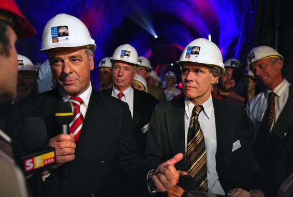 Altbundesrat Adolf Ogi und Verkehrsminister Moritz Leuenberger beim Interview mit Schweizer Fernsehen SF DRS am Donnerstag, 28. April 2005, beim Durchstich im Loetschbergtunnel der NEAT auf der Seite  ...