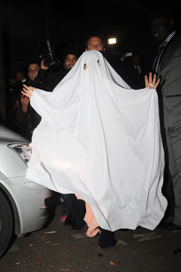 Lady Gaga an Halloween in Paris. Ihr «Kostüm» ist die Tischdecken des Restaurants, in welchem sie zuvor dinierte. Könnte man auch locker als Hochzeitskleid wiederverwerten.