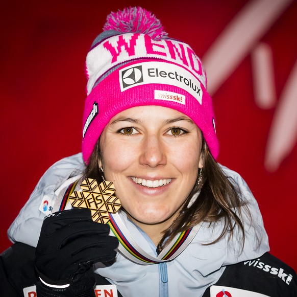 Nachrichten Linkding Wendy Holdener of Switzerland, gold medal, celebrates during the medals ceremony after the Alpine Combined at the 2019 FIS Alpine Skiing World Championships in Are, Sweden Friday, February 8, 2019. (K ...