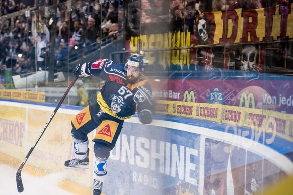 Zugs Fabian Schnyder jubelt nach seinem 3:2 Tor im vierten Eishockey Playoff-Finalspiel der National League A zwischen dem EV Zug und dem SC Bern, am Donnerstag, 13. April 2017, in der Bossard Arena i ...