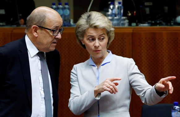 France&#039;s Defence Minister Jean-Yves Le Drian (L) and his German counterpart Ursula von der Leyen attend a European Union foreign and defence ministers meeting in Brussels, Belgium November 14, 20 ...