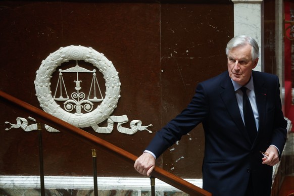 Nachrichten Linkding epaselect epa11753360 French Prime Minister Michel Barnier leaves the podium after delivering a speech as part of the French National Assembly debate on parts of France's 2025 budget bill, in Par ...
