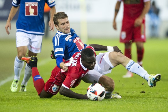 Sions Chadrac Akolo, unten, kaempft gegen Luzerns Claudio Lustenberger, oben, im Fussball Super League Spiel zwischen dem FC Luzern und dem FC Sion, am Mittwoch, 21. September 2016, in Luzern. (KEYSTO ...