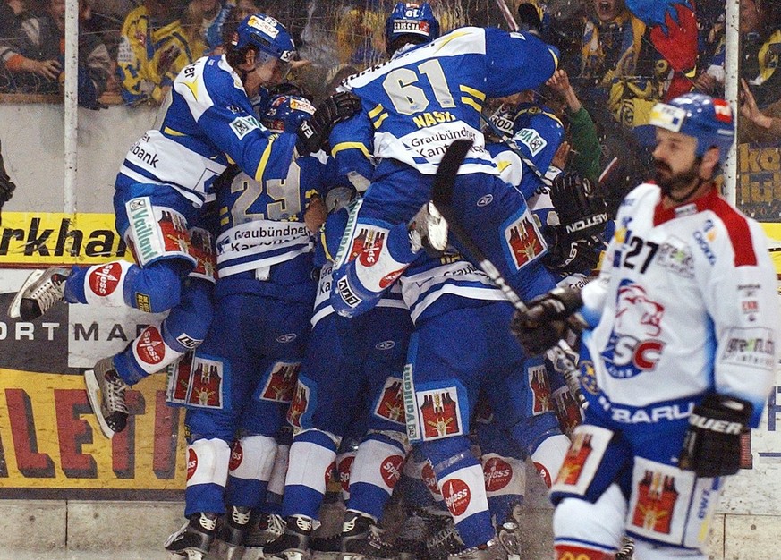 Playoff-Final 2005: Die Davoser feiern den Titel, während ZSC-Verteidiger Edgar Salis enttäuscht vom Eis schleicht.