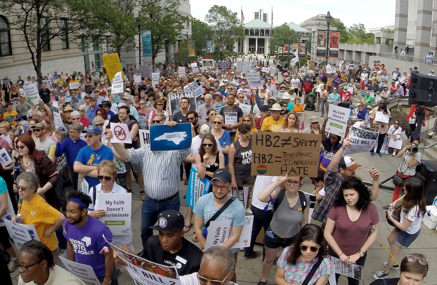 Demonstranten fordern vor North Carolinas Parlamentsgebäude in Raleigh den Rückzug eines Gesetzes, das gegen Transgender-Menschen gerichtet ist. (Archivbild)