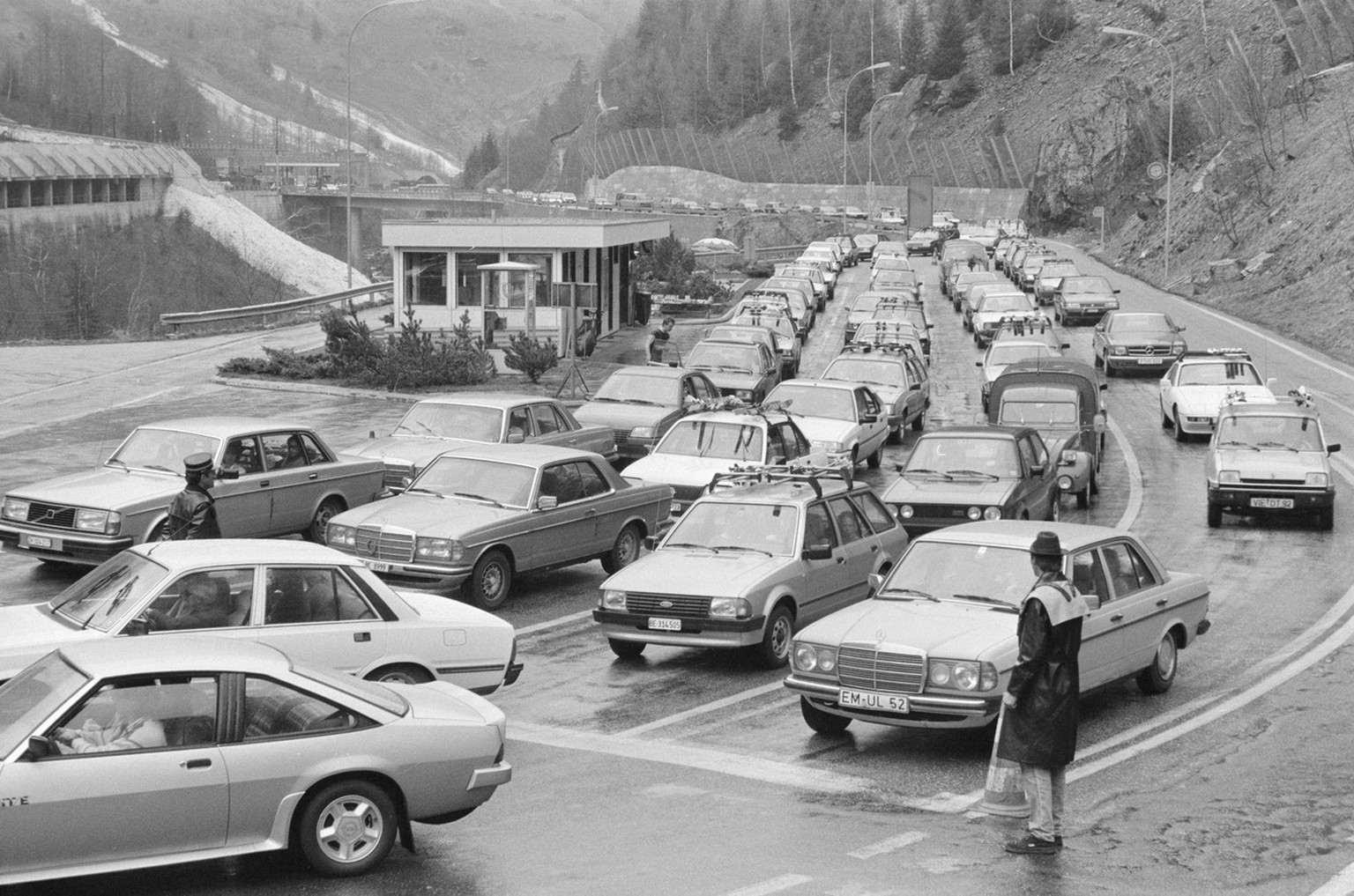 Grosser Andrang fuer den Autoverlad durch den Loetschbergtunnel in Goppenstein, Kanton Wallis, aufgenommen im April 1987. (KEYSTONE/Rene Ritler)