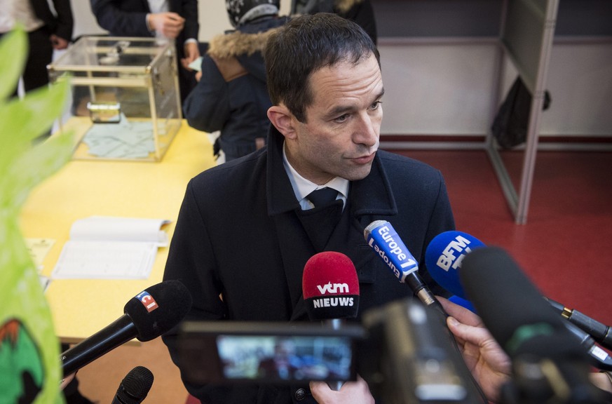 epa05758868 French former education minister Benoit Hamon (C) speaks to the media after voting in the second round of the French left wing primaries in Paris, France, 29 January 2017. Former education ...