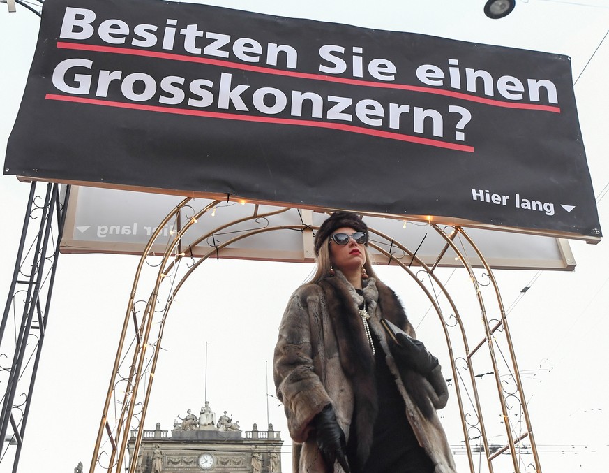 Eine Aktion der SP Schweiz zur Lancierung der Nein-Kampagne zur Unternehmenssteuerreform III (USR III), an der Zuercher Bahnhofstrasse, am Dienstag, 29. November 2016, in Zuerich. Die Vorlage gelangt  ...