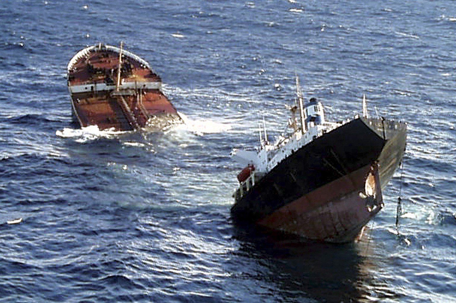 Der 26 Jahre alte Tanker, der unter Billigflagge fuhr, geriet im November 2002 vor der galicischen Küste in Seenot. Die spanischen Behörden liessen die «Prestige» nicht in einen Hafen einlaufen, ...