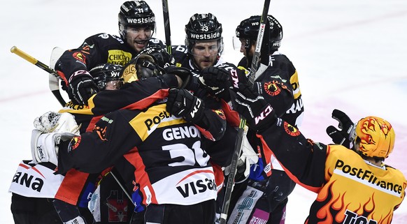 Berns Spieler feiern ihren Sieg im fuenften Eishockey Playoff-Halbfinalspiel der National League A zwischen dem SC Bern und dem HC Lugano am Donnerstag, 30. Maerz 2017, in der PostFinance Arena in Ber ...