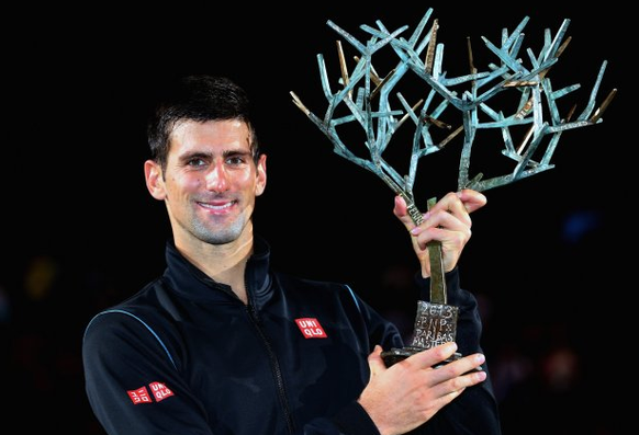 Novak Djokovic hat Freude am Rostbaum. Wahrscheinlich würde ihm auch der Hafenkran in Zürich gefallen. Pokal: ATP-Turnier in Paris.