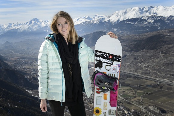 La freerideuse Estelle Balet pose avec son snowboard devant la vallee du Rhone ce lundi 9 mars 2015 a Vercorin en Valais. (KEYSTONE/Jean-Christophe Bott)