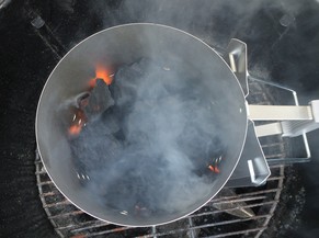 Grill anfeuern mit Anzündkamin.