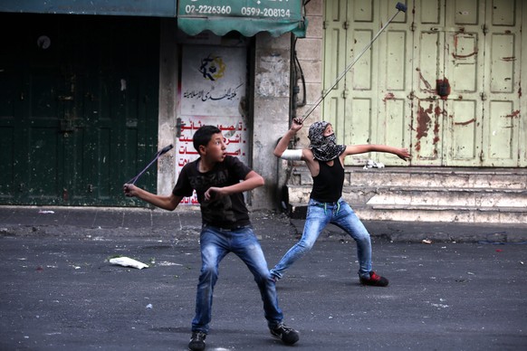Mit Steinschleudern gegen die Armee: jugendliche Demonstranten in Jerusalem.