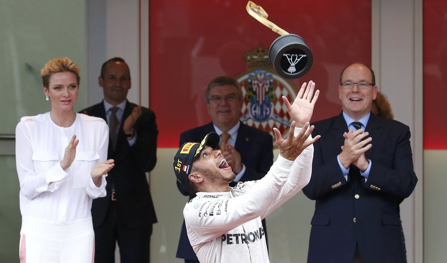 Lewis Hamilton jubelt vor dem Fürstenpaar in Monaco.