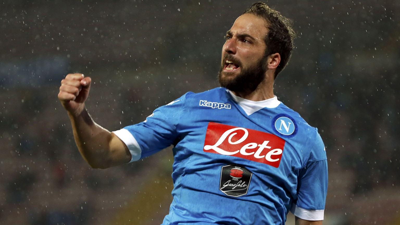 Football Soccer - Napoli v Atalanta - Italian Serie A - San Paolo Stadium, Naples, Italy - 02/05/16 Napoli&#039;s Gonzalo Higuain celebrates his first goal against Atalanta. REUTERS/Ciro De Luca