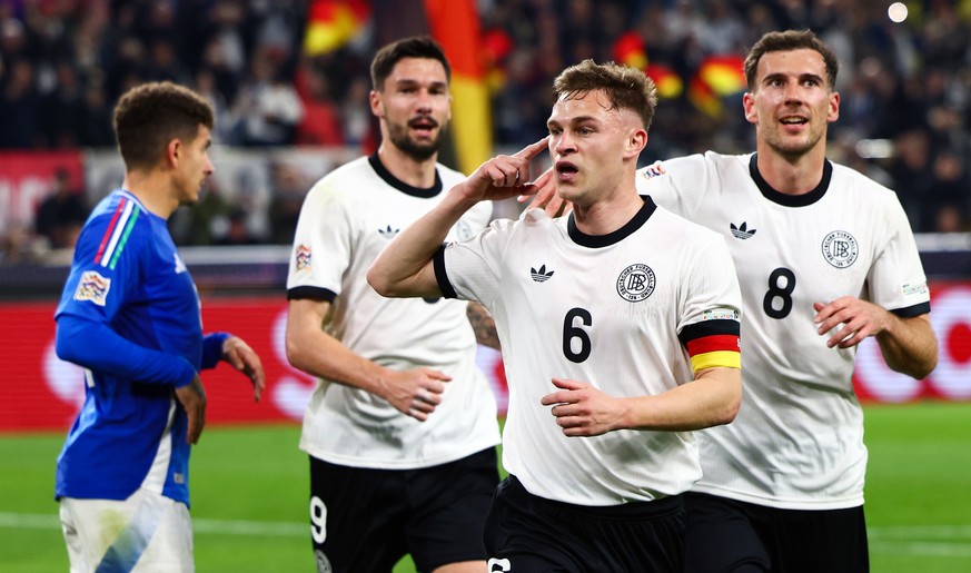Nachrichten Linkding epa11984169 Joshua Kimmich (2-R) of Germany celebrates after scoring the 1-0 goal during the UEFA Nations League quarterfinal, 2nd leg match between Germany and Italy in Dortmund, Germany, 23 March 20 ...