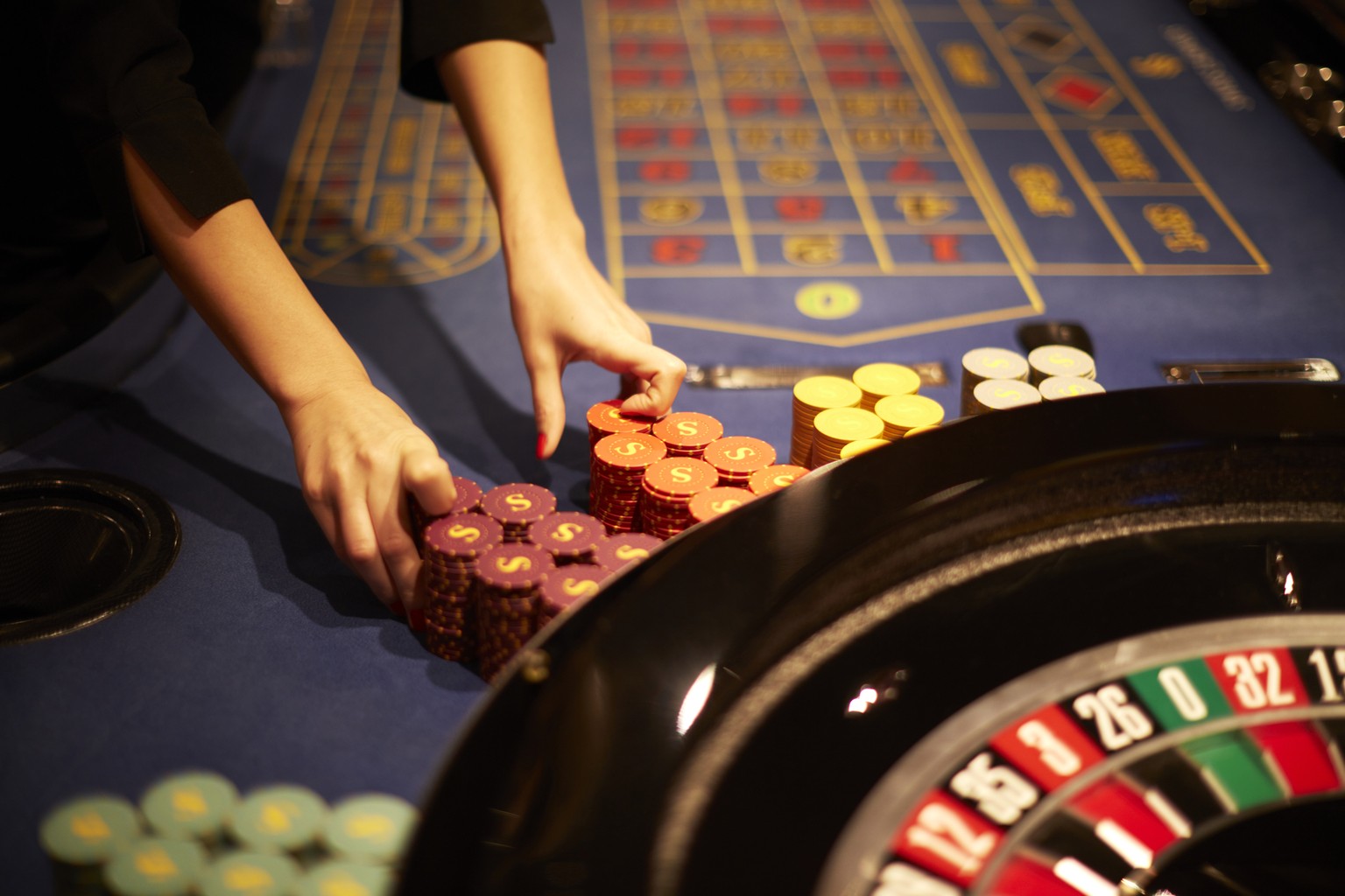 ZUM SWISS CASINO ZUERICH STELLEN WIR IHNEN HEUTE, DONNERSTAG, 12. OKTOBER 2015, FOLGENDES NEUES BILDMATERIAL ZUR VERFUEGUNG --- A person prepares a roulette table at the Swiss Casino Zuerich in Zurich ...